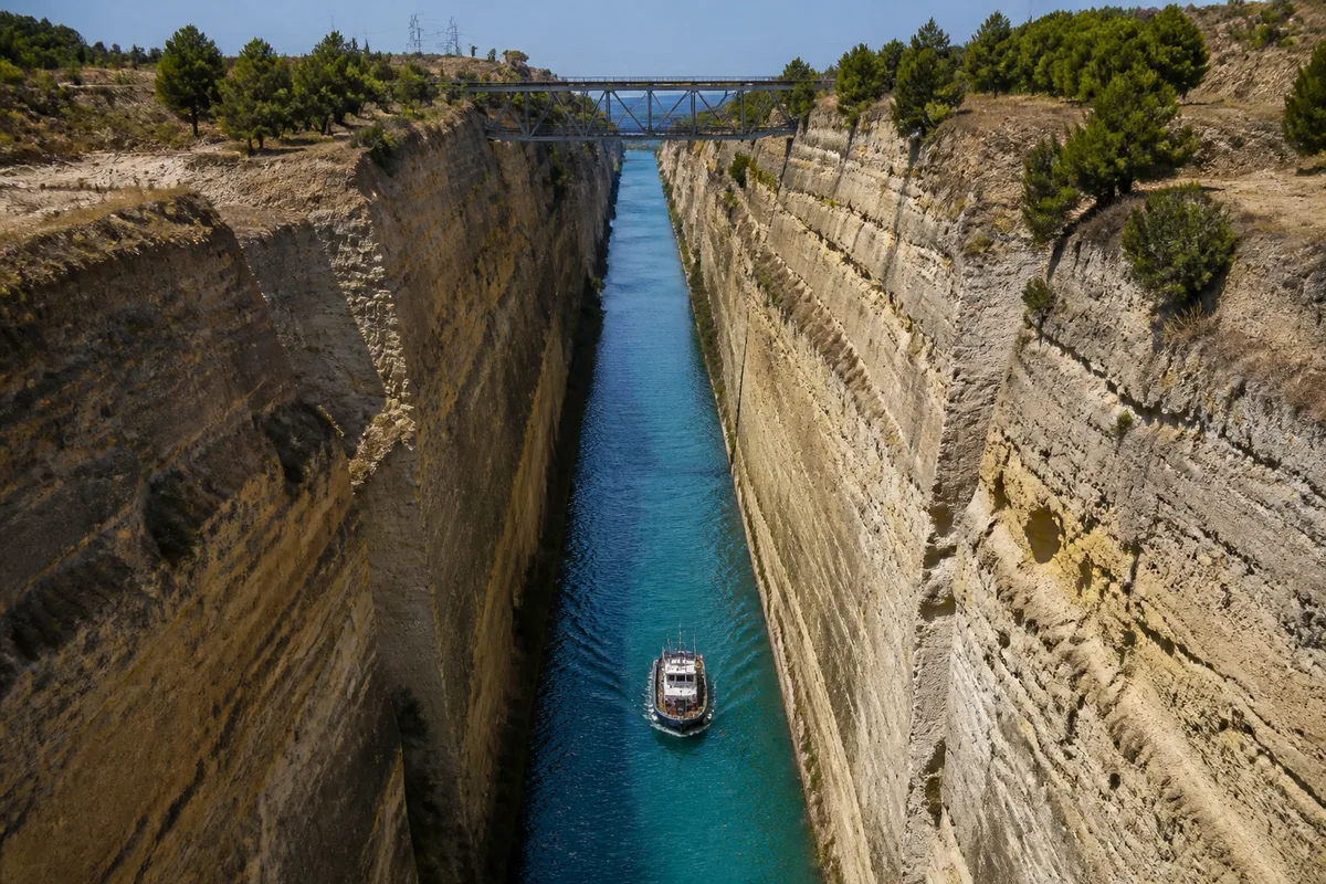 Canal de Corinthe séparant le Péloponnèse de la Grèce continentale