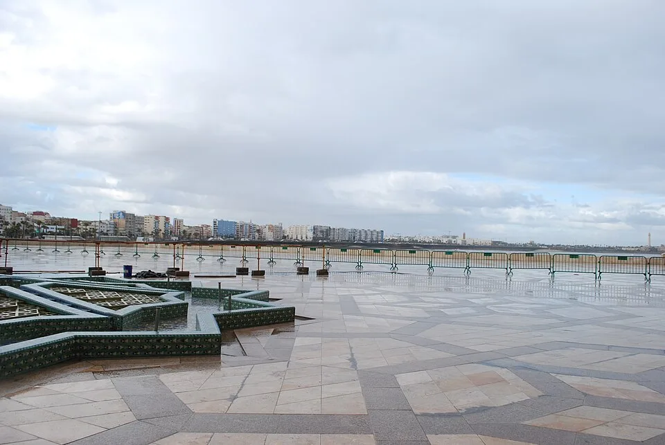 Michelin Morocco map in front of the Hassan II mosque in Casablanca, with fountain and monumental square.