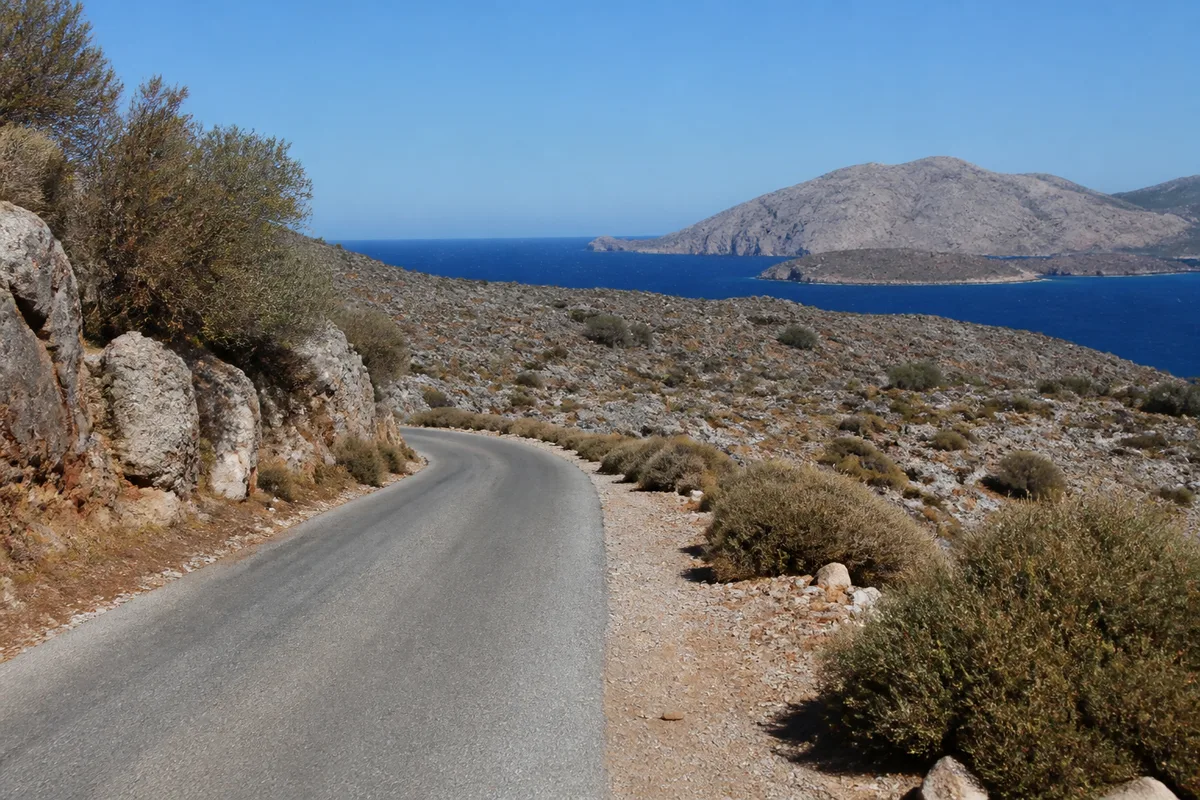 Route côtière réaliste de Crète vers les plages de l’ouest