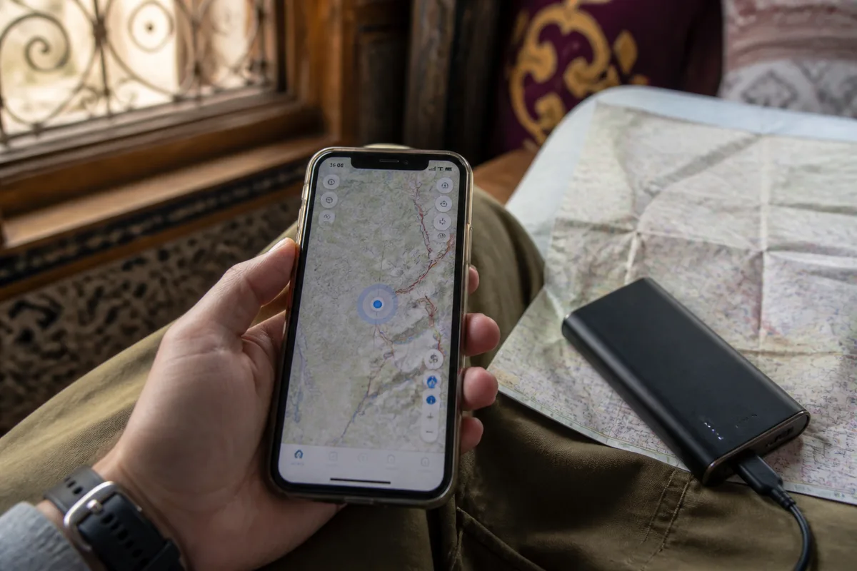 Navegación GPS sin conexión en Marruecos con mapa en papel y batería externa