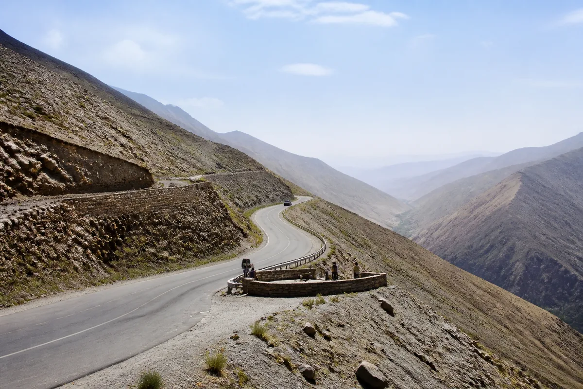 Carretera sinuosa del puerto de Tizi n’Tichka en el Alto Atlas marroquí