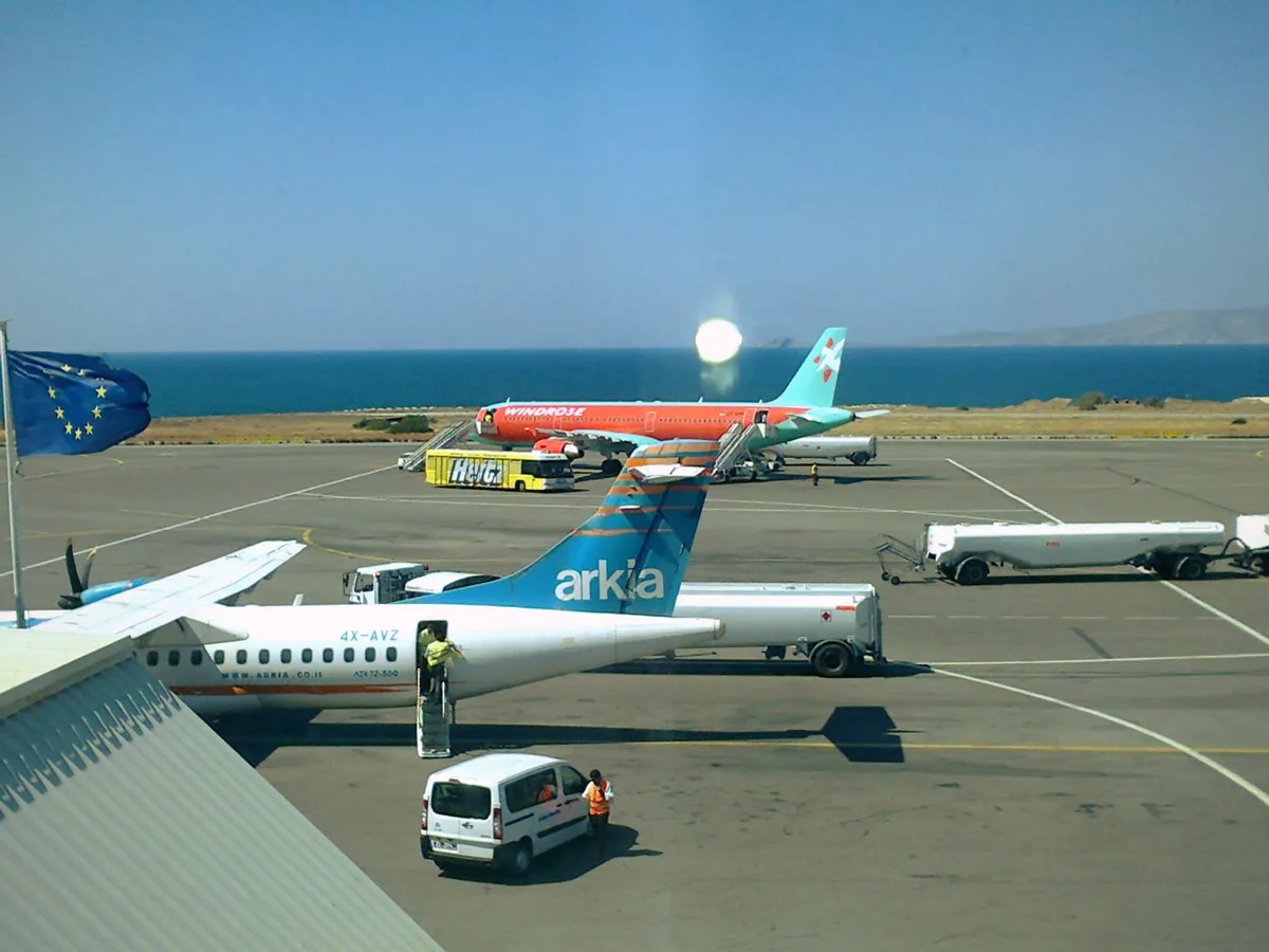 Mapa de Grecia aeropuerto: llegada de viajeros en la pista del aeropuerto de Heraclión en Creta