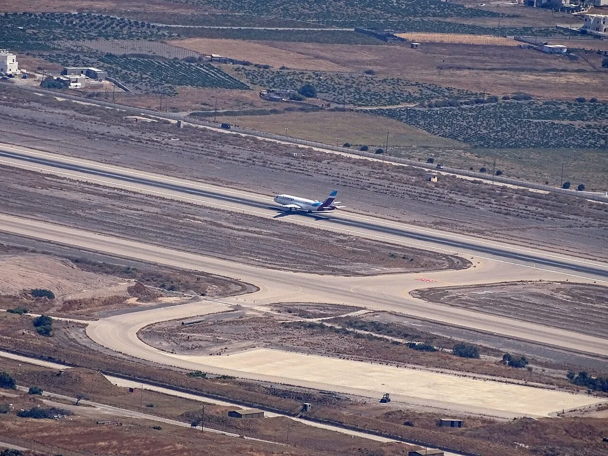 Grecia mapa aeropuerto: vista del aeropuerto de Santorini JTR desde el monte Profitis Ilias