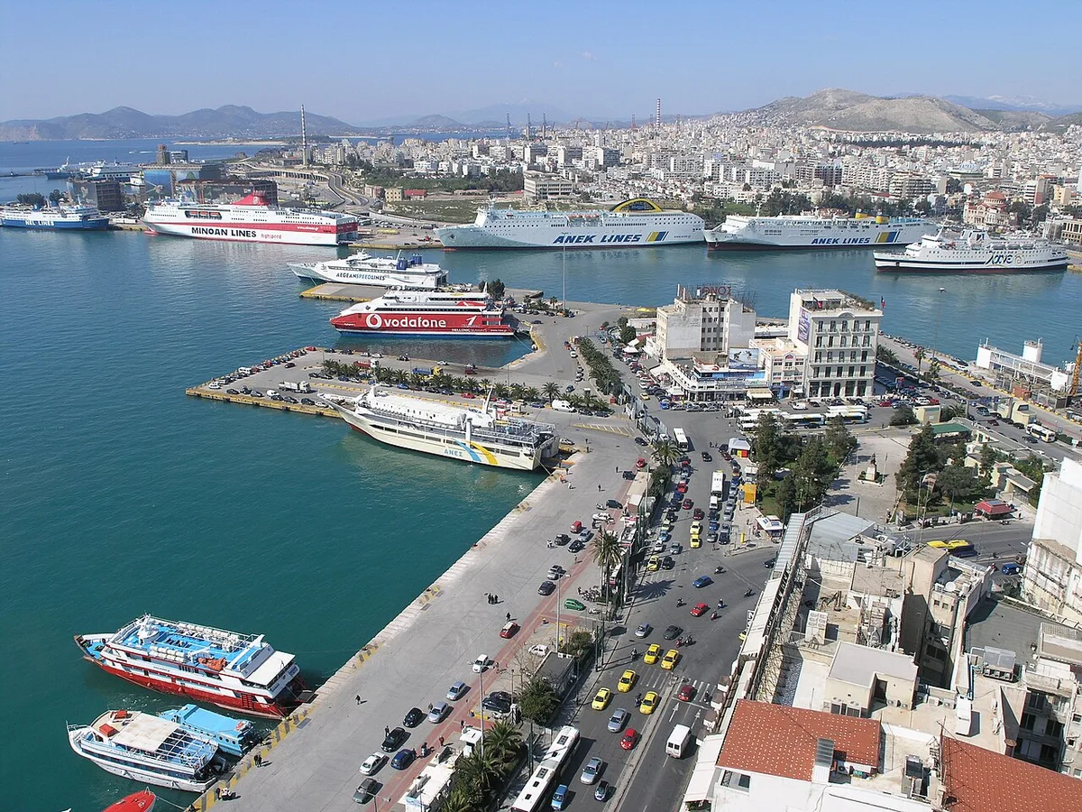 Grece carte aeroport : vue panoramique du port du Pirée et de la place Karaiskakis