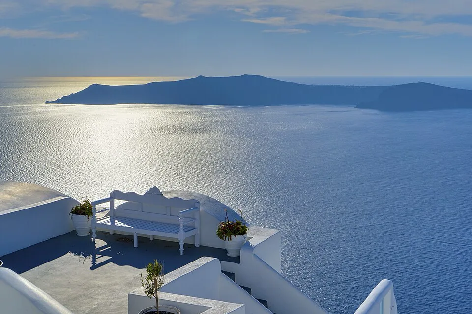 Grèce carte touristique : vue sur la mer Égée depuis Oia, à Santorin