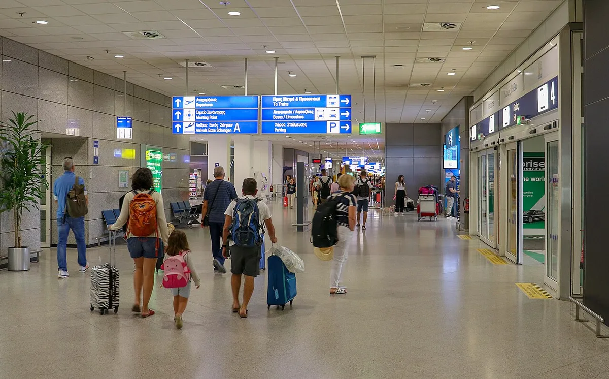 Interior de la terminal ATH, referencia de un mapa de aeropuertos de Grecia para llegar a las islas griegas