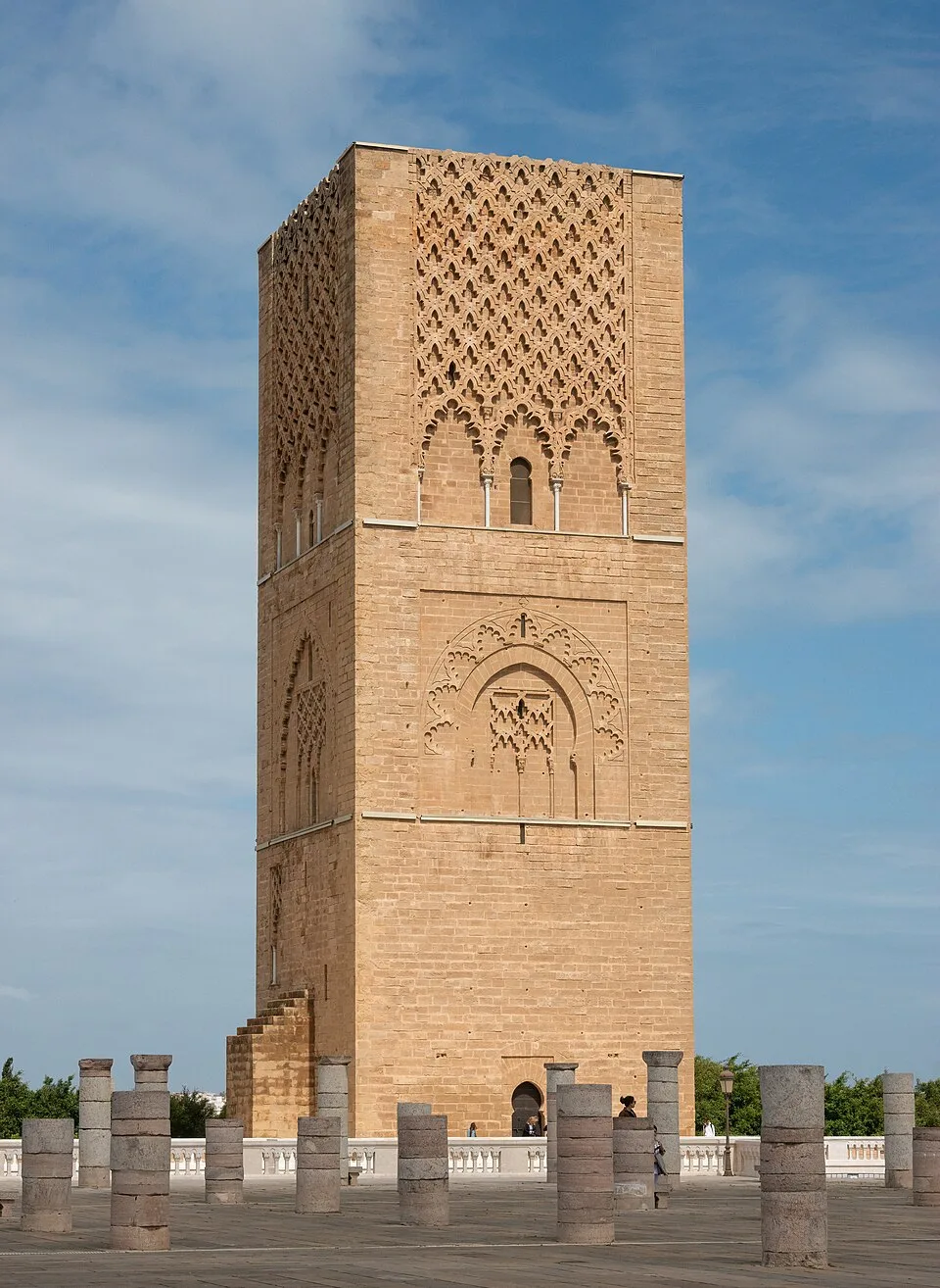 Plan Maroc : tour Hassan à Rabat, symbole architectural de la capitale politique