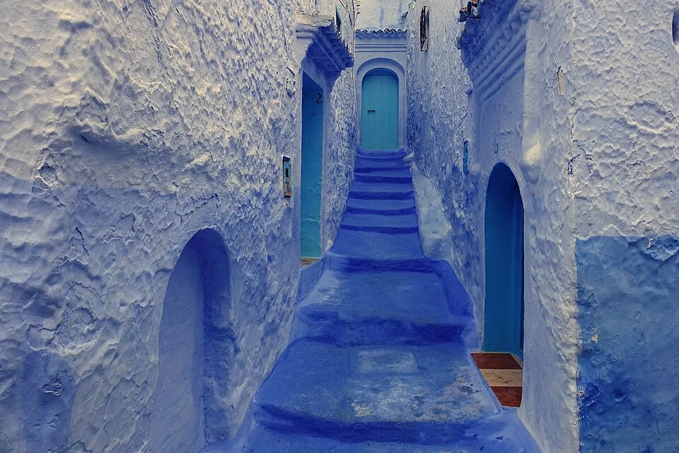 Rue et maisons typiques de Chefchaouen, repérée sur un plan Maroc du Rif